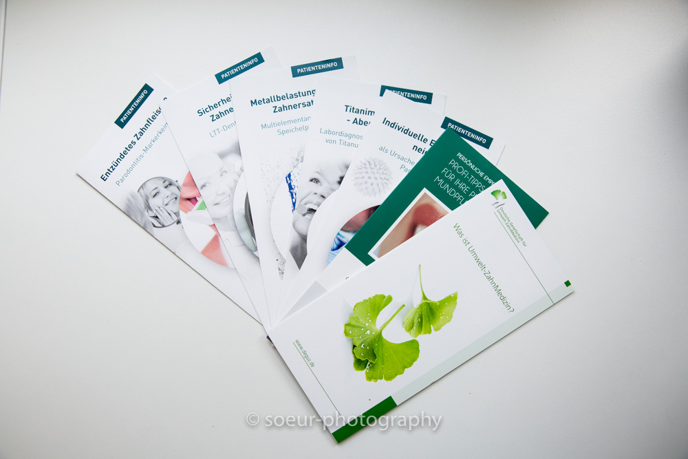 Informationsbroschüren zur Allergieprävention und zahnersatz-Beratung in der Umwelt-Zahnarztpraxis Mainz